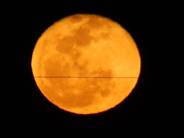 Photo low angle view of moon in sky