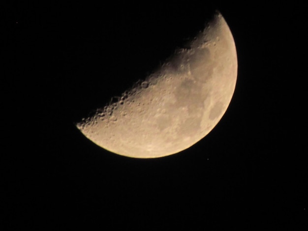 Photo low angle view of moon in sky