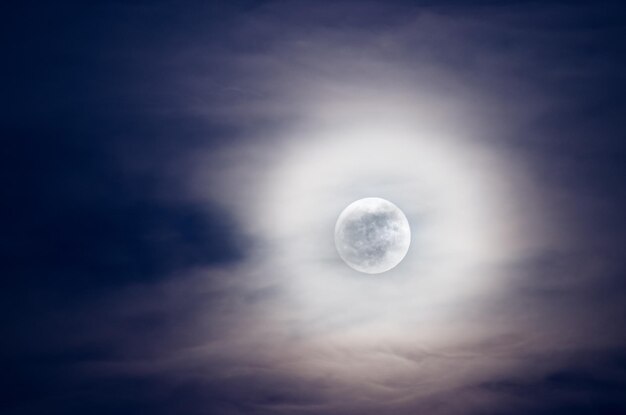 Photo low angle view of moon in sky