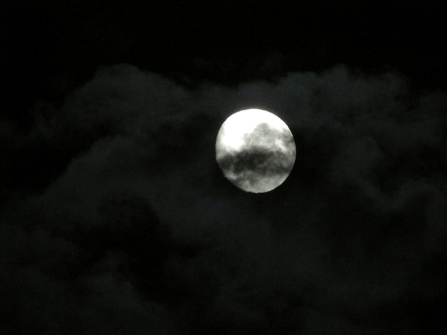 Photo low angle view of moon in sky