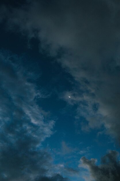 Photo low angle view of moon in sky