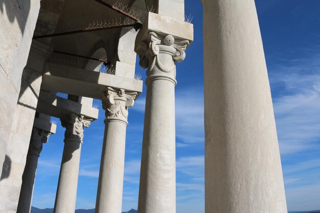 Foto vista a basso angolo della moschea contro il cielo blu