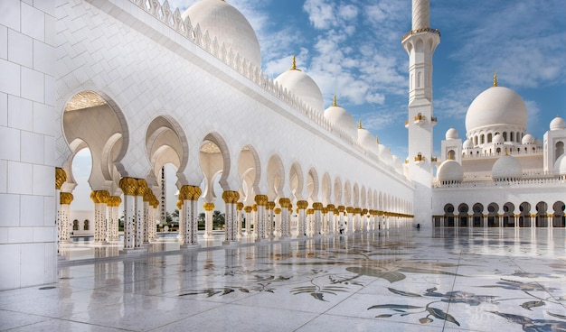 Photo low angle view of mosque against sky