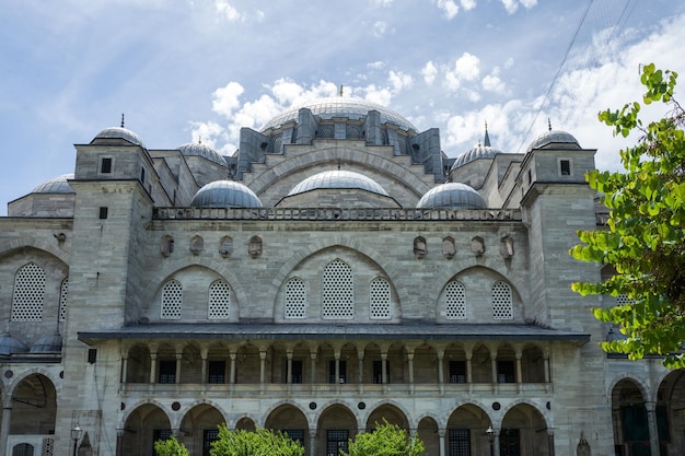 Foto vista a basso angolo della moschea contro il cielo