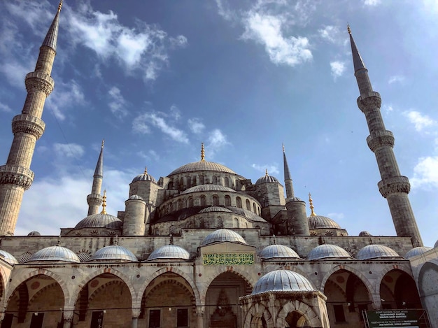 Photo low angle view of mosque against sky