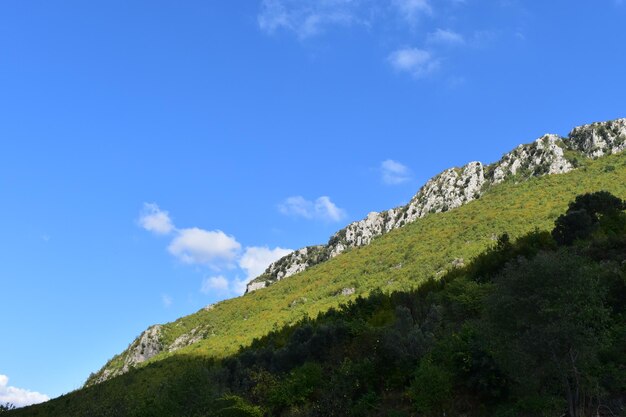 Foto vista a basso angolo della montagna contro il cielo blu