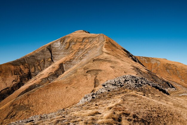 Photo low angle view of mountain against clear blue sky in amatrice lazio italy