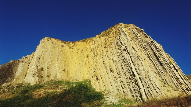 Foto vista a bassa angolazione della montagna contro un cielo blu limpido