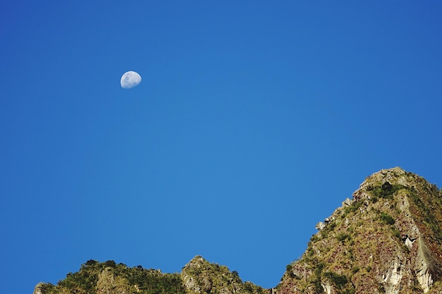 明るい青い空を背景にした低角度の山の景色