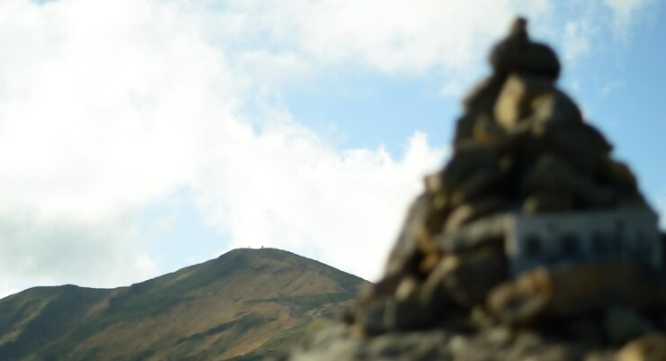 Photo low angle view of mountain against cloudy sky