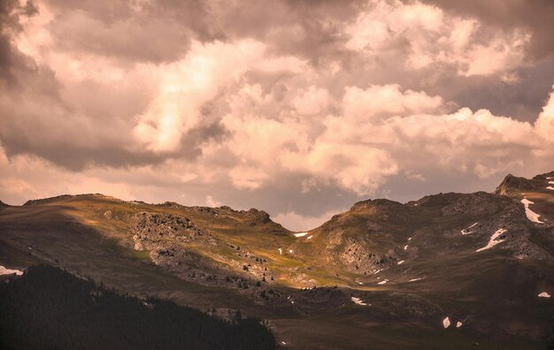 Photo low angle view of mountain against sky