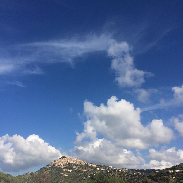 Foto vista a bassa angolazione della montagna contro il cielo