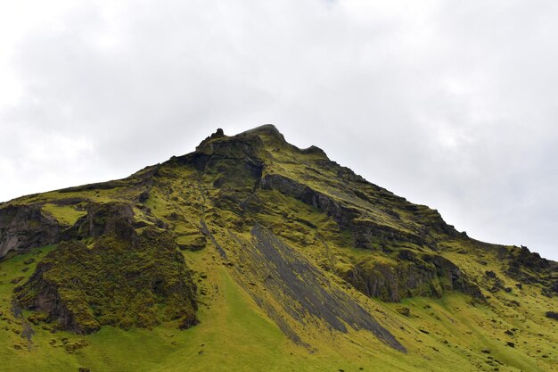 Photo low angle view of mountain against sky