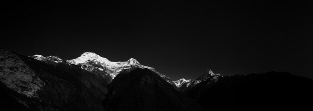 Foto vista a bassa angolazione della montagna contro il cielo