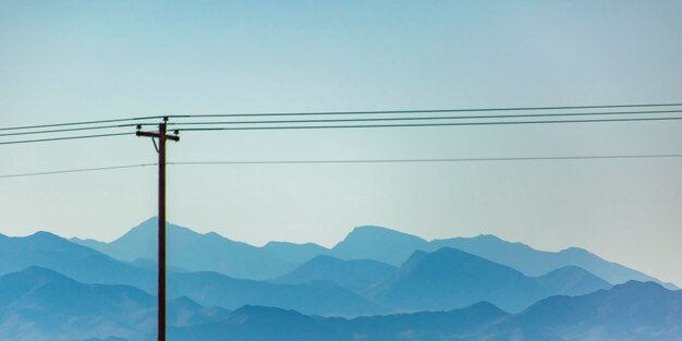 Foto vista a basso angolo della montagna contro il cielo