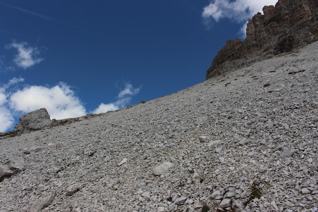 Foto vista a basso angolo della montagna contro il cielo