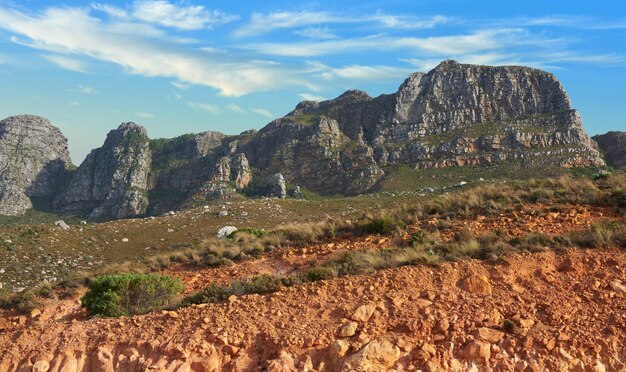 南アフリカの山頂の低角度の眺め晴れた日のケープタウンのライオンズヘッドの遠隔ハイキング場所の風光明媚な風景冒険を通して自然を旅して探索する