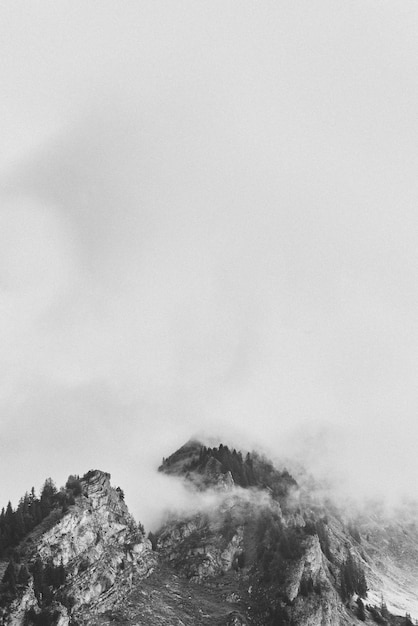 Photo low angle view of mountains against sky