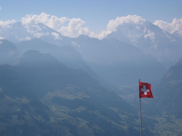 Photo low angle view of mountains against sky