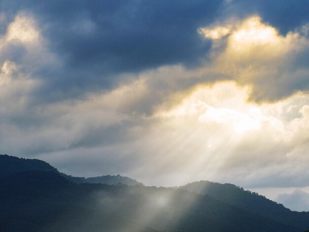 天空を背景にした山の低角度の景色