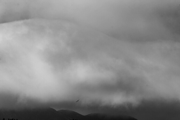 Photo low angle view of mountains in foggy weather