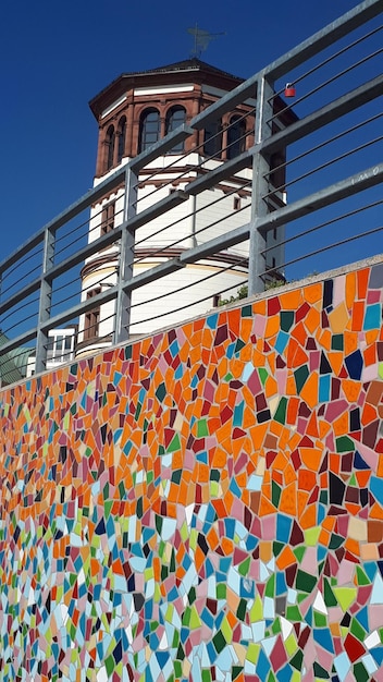 Foto vista a basso angolo dell'edificio multicolore contro un cielo limpido