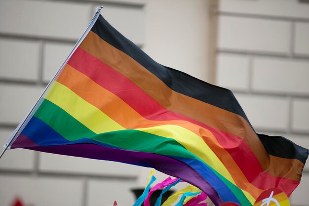 Foto vista ad angolo basso della bandiera multicolore