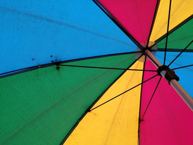 Foto vista a basso angolo di un ombrello multicolore