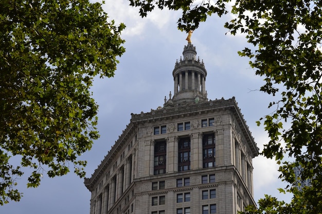 Photo low angle view of the municipal building against sky in new york city