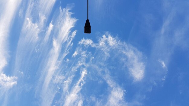 写真 青い空の低角度の眺め