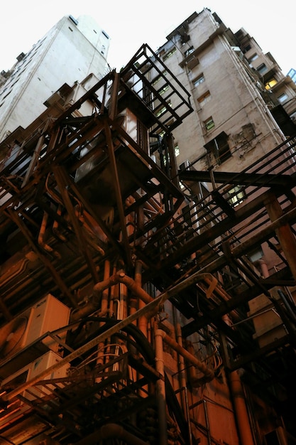 Фото Низкоугольный вид кондиционеров и зданий в городе