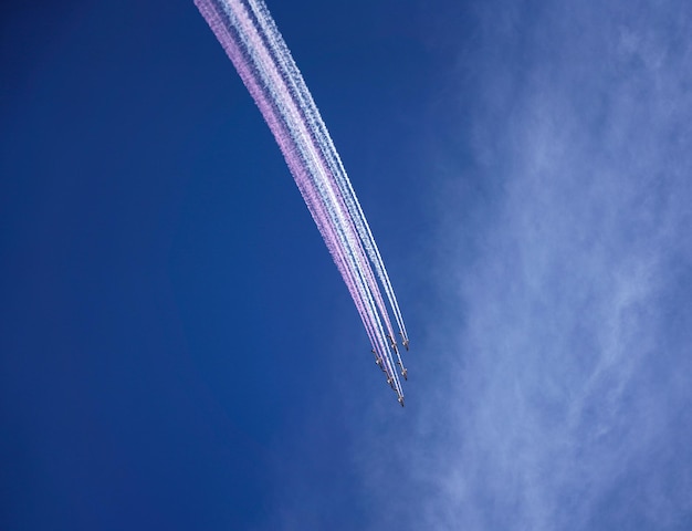 写真 空に向かって飛行機の低角度の景色