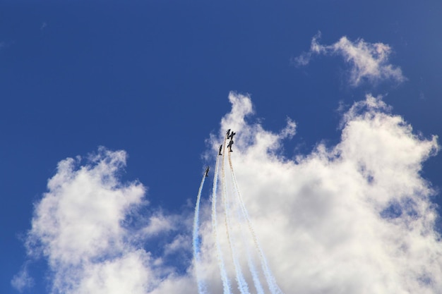 写真 青い空に照らして飛行する飛行機の低角度の眺め