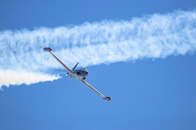 Фото Низкоугольный вид самолета, летящего против неба