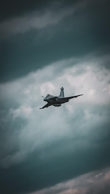 写真 空に向かって飛ぶ飛行機の低角度の景色