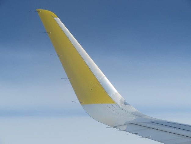 Фото Низкоугольный вид самолета, летящего в небе