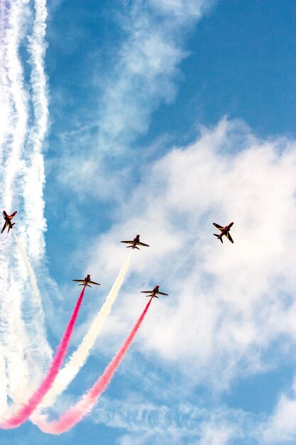 写真 空に向かって飛ぶ飛行機の低角度の景色