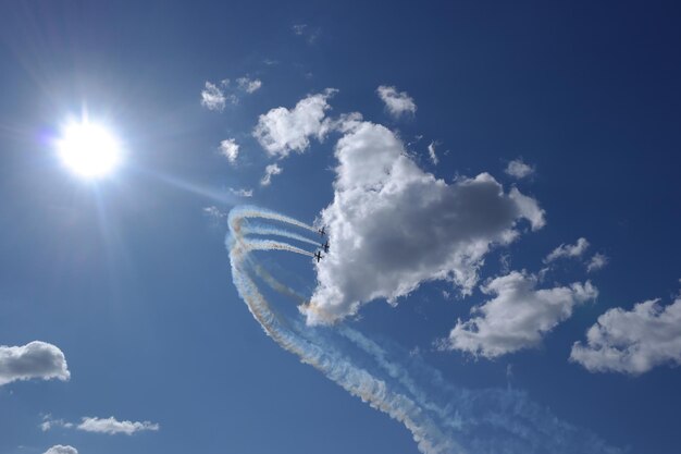 写真 空中のエアショーを低角度で眺める