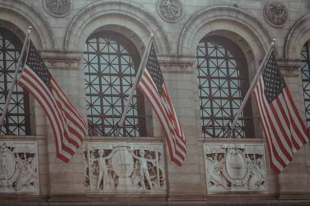 写真 建設された構造物上のアメリカ国旗の低角度のビュー