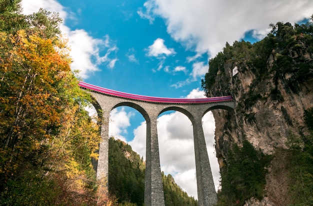 写真 空に向かってアーチブリッジの低角度のビュー