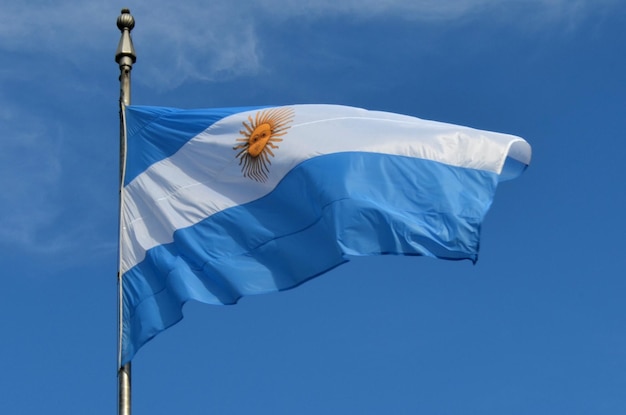 写真 青い空を背景にしたアルゼンチンの国旗の低角度の眺め