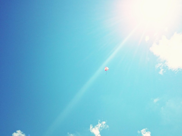 写真 晴れた日に青い空に照らされた風船の低角度の景色