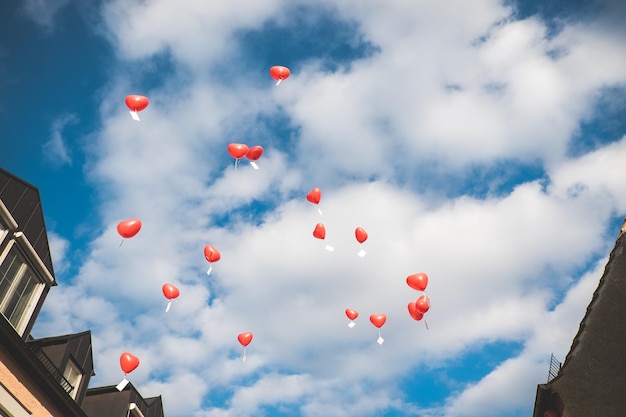 Фото Низкоугольный вид воздушных шаров, летящих против неба