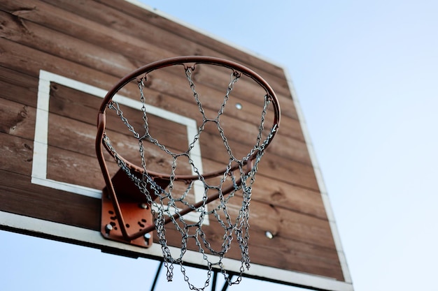写真 晴れた空を背景にしたバスケットボールホープの低角度の眺め