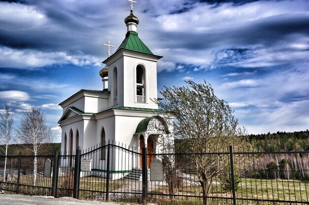 Фото Низкоугольный вид колокольни на небо