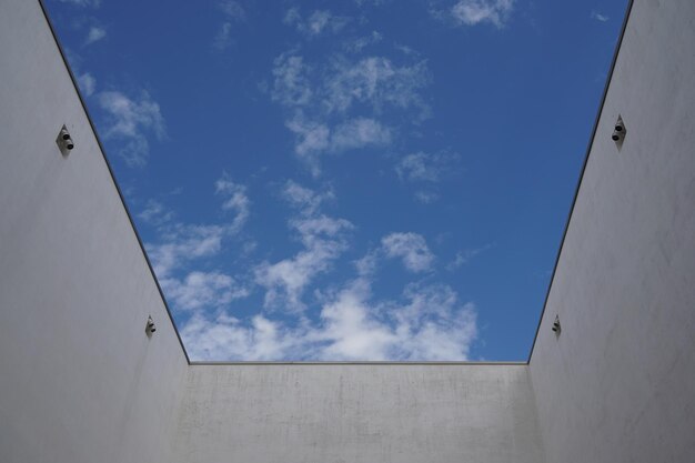 写真 青い空と雲の低角度の眺め