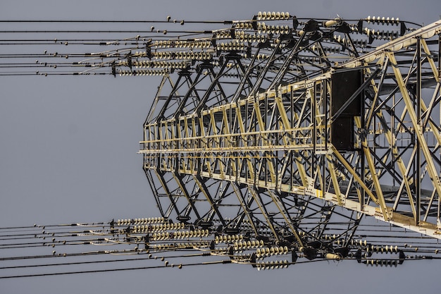 写真 空に照らされた橋の低角度の景色