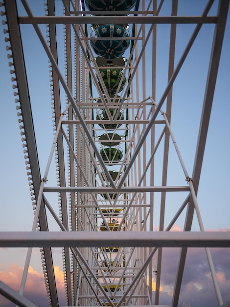 Фото Низкоугольный вид моста на небо