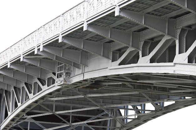 写真 橋と建物が空を背景に低角度で見られる