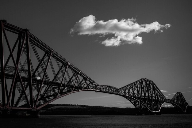 写真 空に照らされた川を越えた橋の低角度の景色